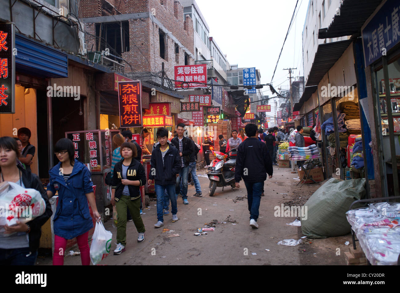 Un village où les travailleurs de l'usine Foxconn, louer maisons à vivre près de l'usine. Shanxi. La Chine. 2012 Banque D'Images