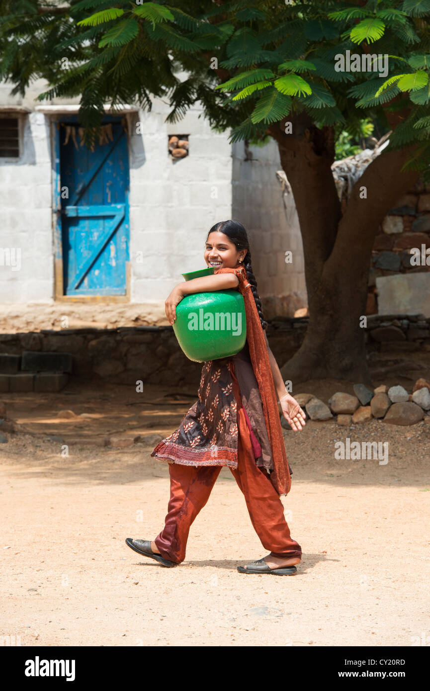 Fille village recueillir l'eau d'un réservoir d'eau communautaire. L'Andhra Pradesh, Inde Banque D'Images