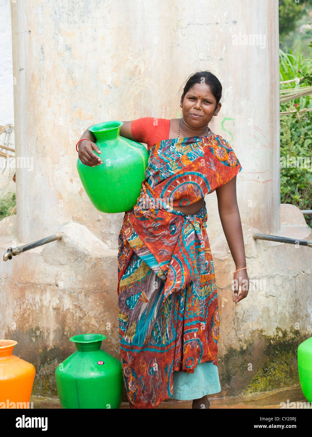 Femme village recueillir l'eau d'un réservoir d'eau communautaire. L'Andhra Pradesh, Inde Banque D'Images