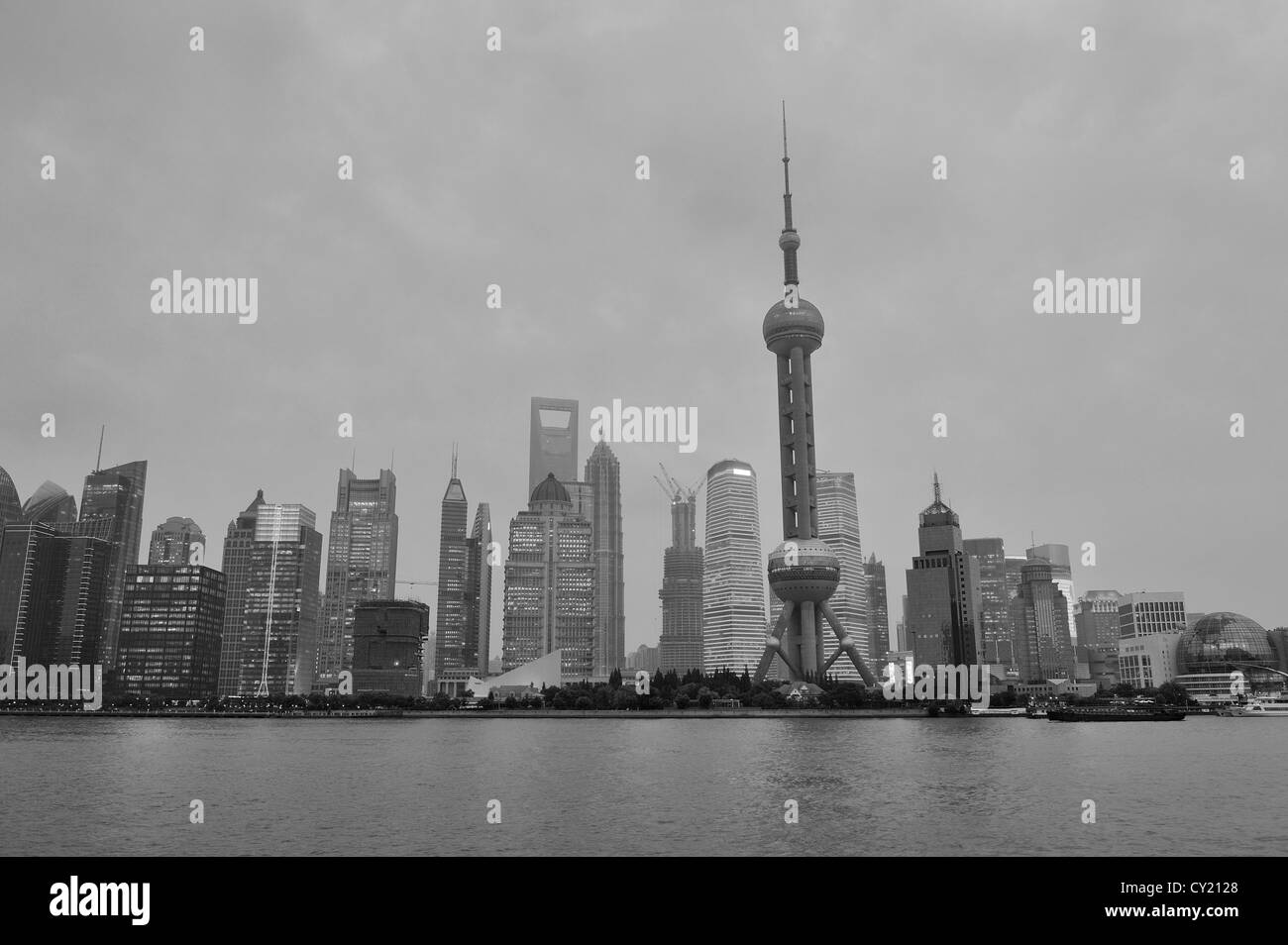Shanghai skyline at night en noir et blanc Banque D'Images