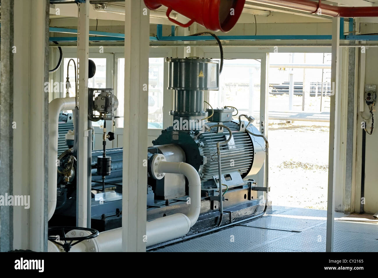 L'équipement, l'industrie, de l'industrie, de l'écoulement, de l'intérieur, ligne, métal, moteur, huile, pétrole, pipeline, tuyau, pression, électriques, electro Banque D'Images