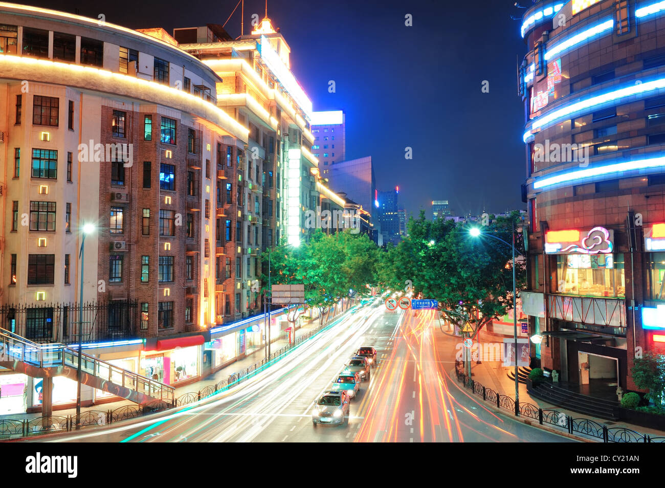 Shanghai Street view avec urbaine et le trafic important au crépuscule. Banque D'Images