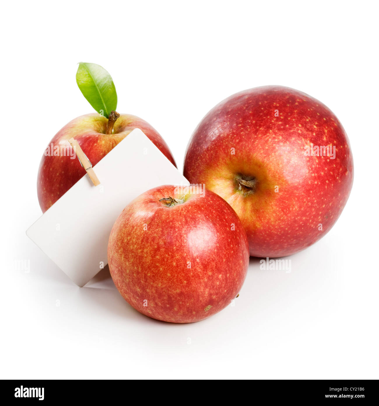 Trois Pommes Jonagold avec une carte vide sur fond blanc Banque D'Images