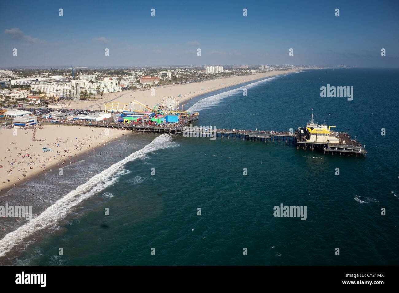 La plage pittoresque et Santa Monica Pier. Banque D'Images