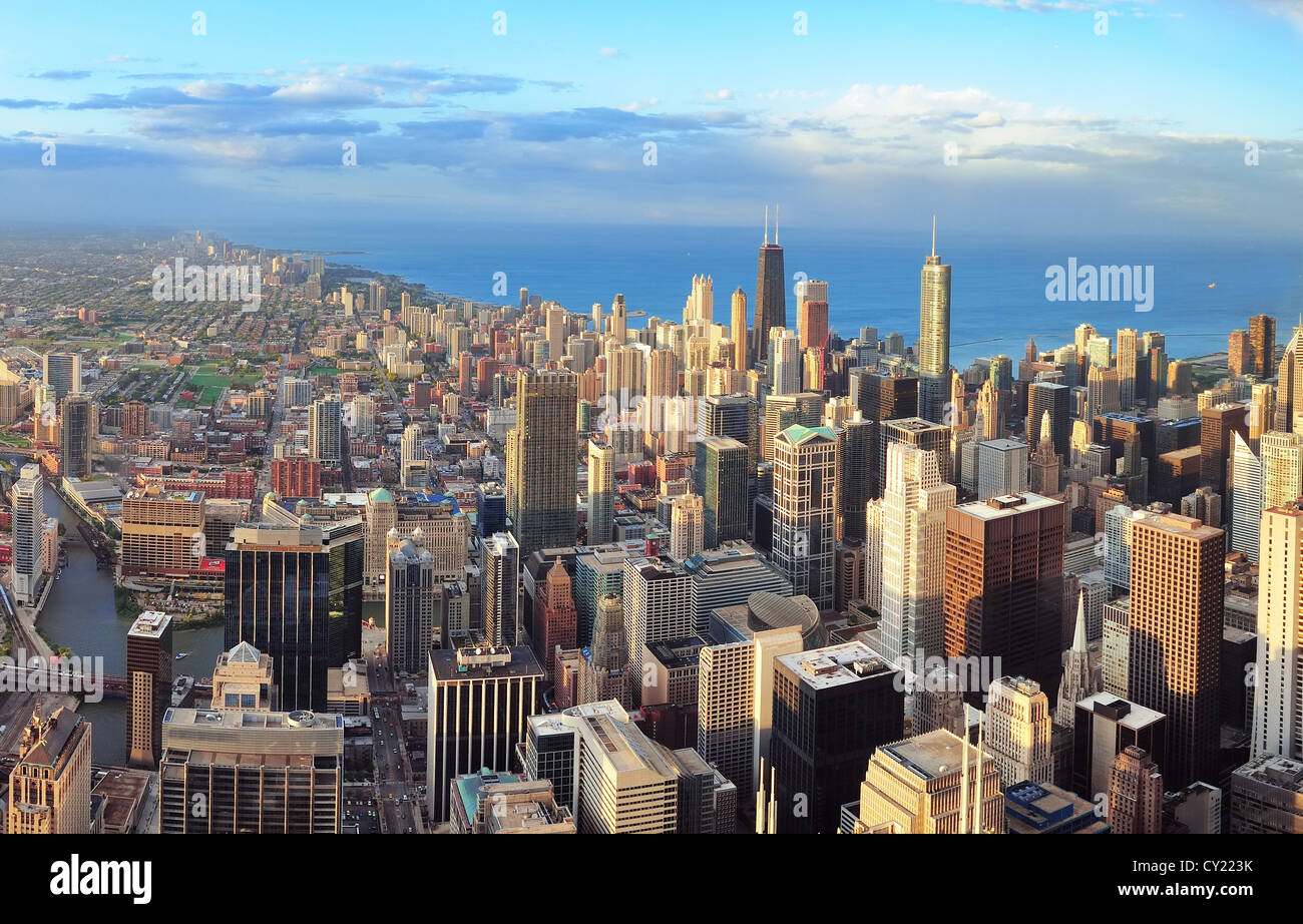 Chicago Downtown panorama au coucher du soleil Vue aérienne avec des gratte-ciel et sur les toits de la ville au bord du lac Michigan avec des nuages. Banque D'Images
