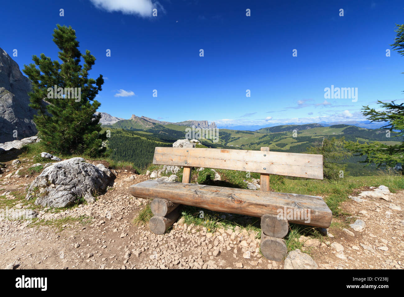 Vue sur la vallée de Gardena Sassolungo mount avec banc en bois, les Dolomites italiennes Banque D'Images