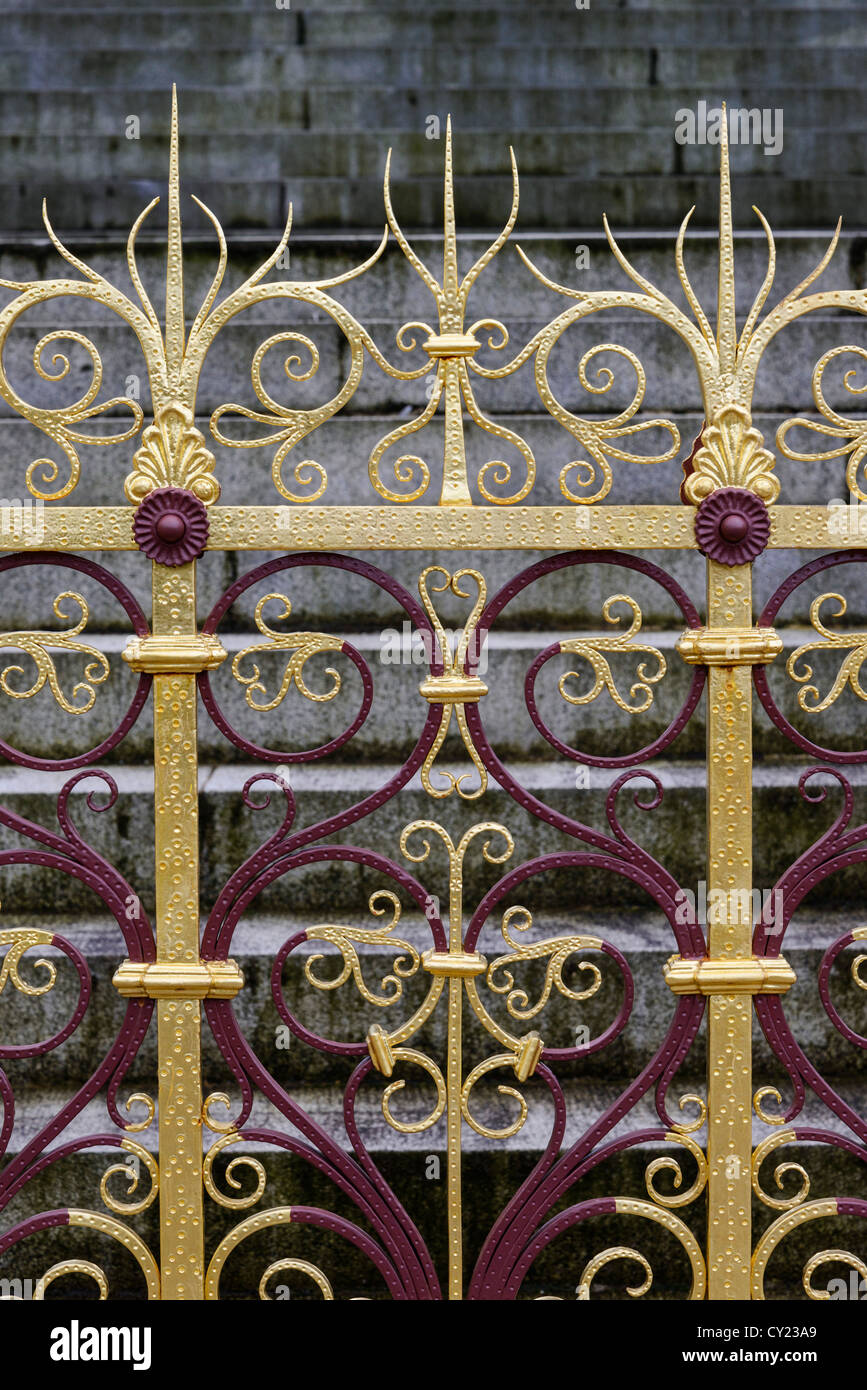 Détail de l'escrime aux éléments en fer forgé autour de l'Albert Memorial Kensington Gore Knightsbridge London UK Banque D'Images