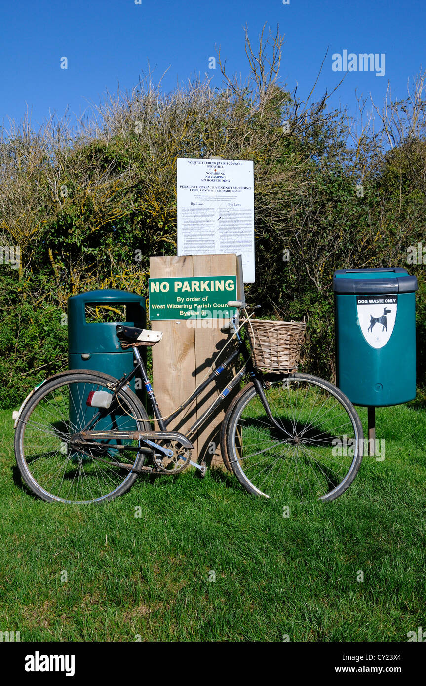 Old fashioned mesdames location avec panier,reposant à côté d'un parking gratuit et pas byelaw signe à Snow Hill, West Sussex, UK,Wiitering Banque D'Images