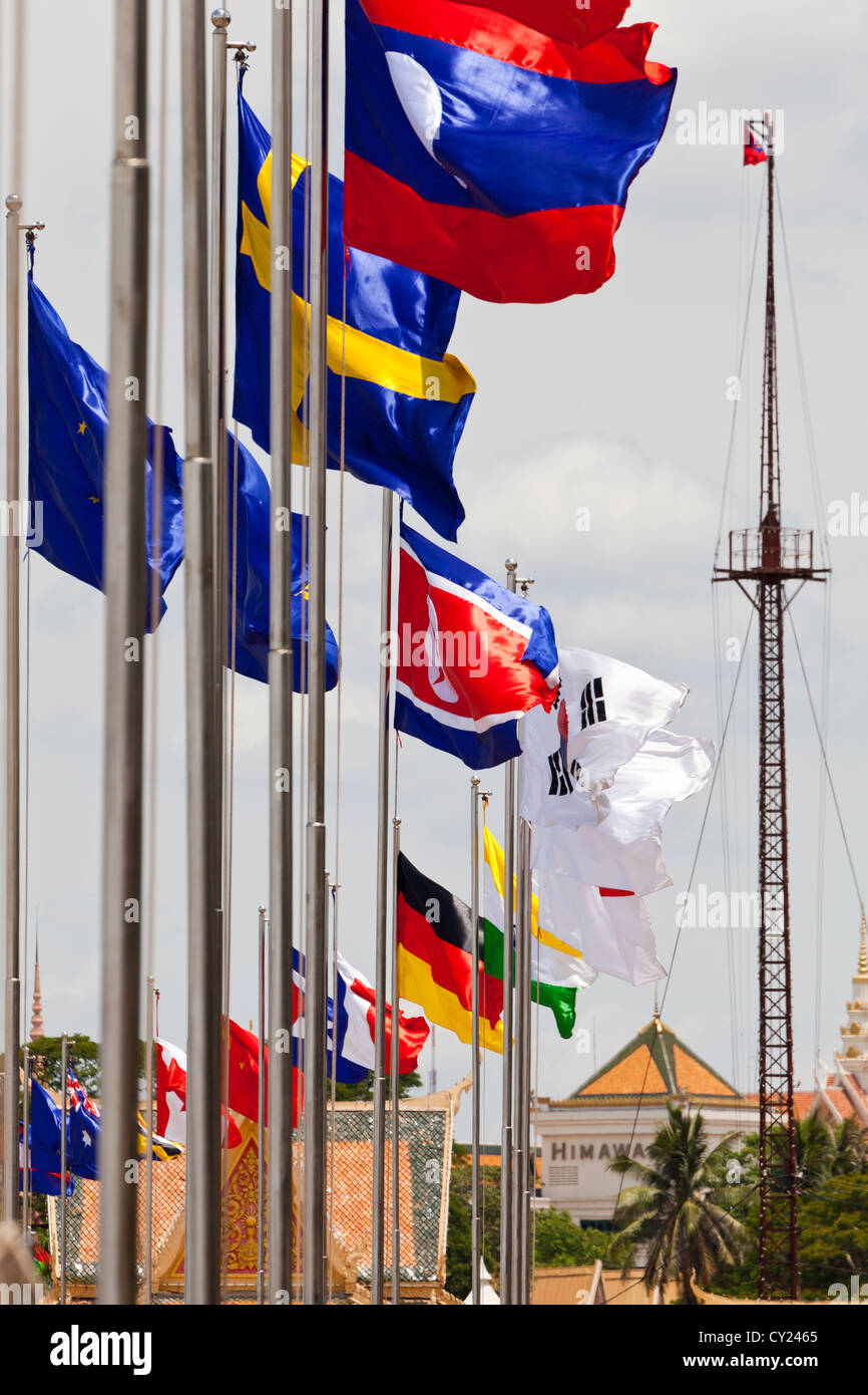 Les drapeaux sur le bord de la rivière à Phnom Penh, Cambodge Banque D'Images