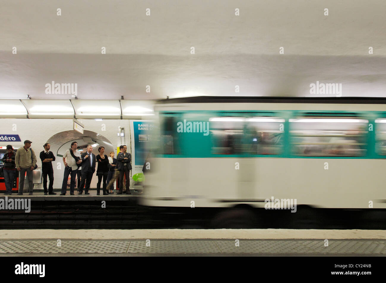 Le train arrivant à la station de métro Trocadéro à Paris Banque D'Images