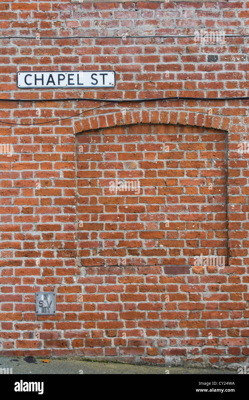 Une autre brique dans le mur, une fenêtre murée sur Chapel Street, Newtown, Powys Banque D'Images
