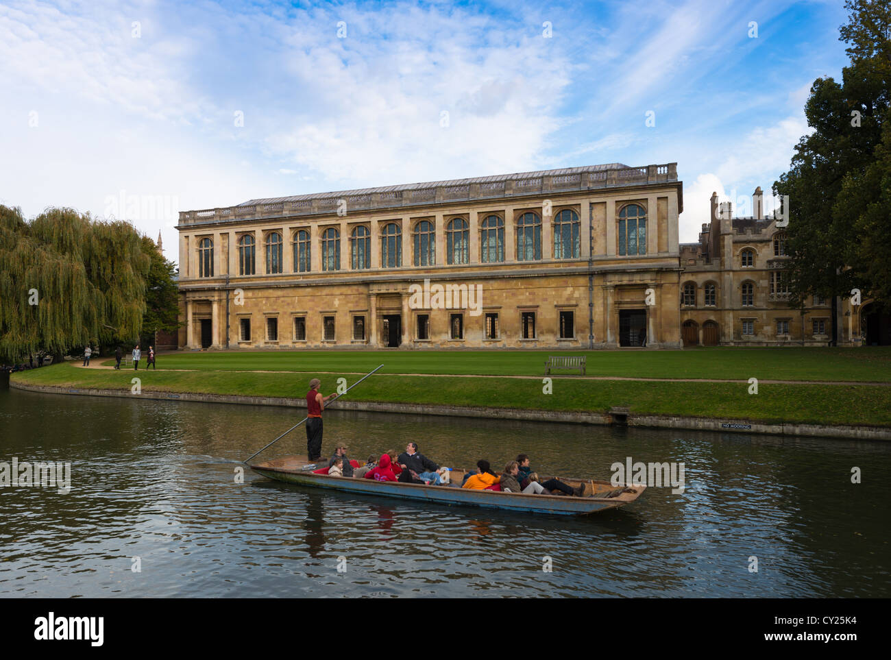 La Bibliothèque Wren, Trinity College Cambridge, avec à l'avant en barque sur la rivière Cam, au Royaume-Uni. Banque D'Images