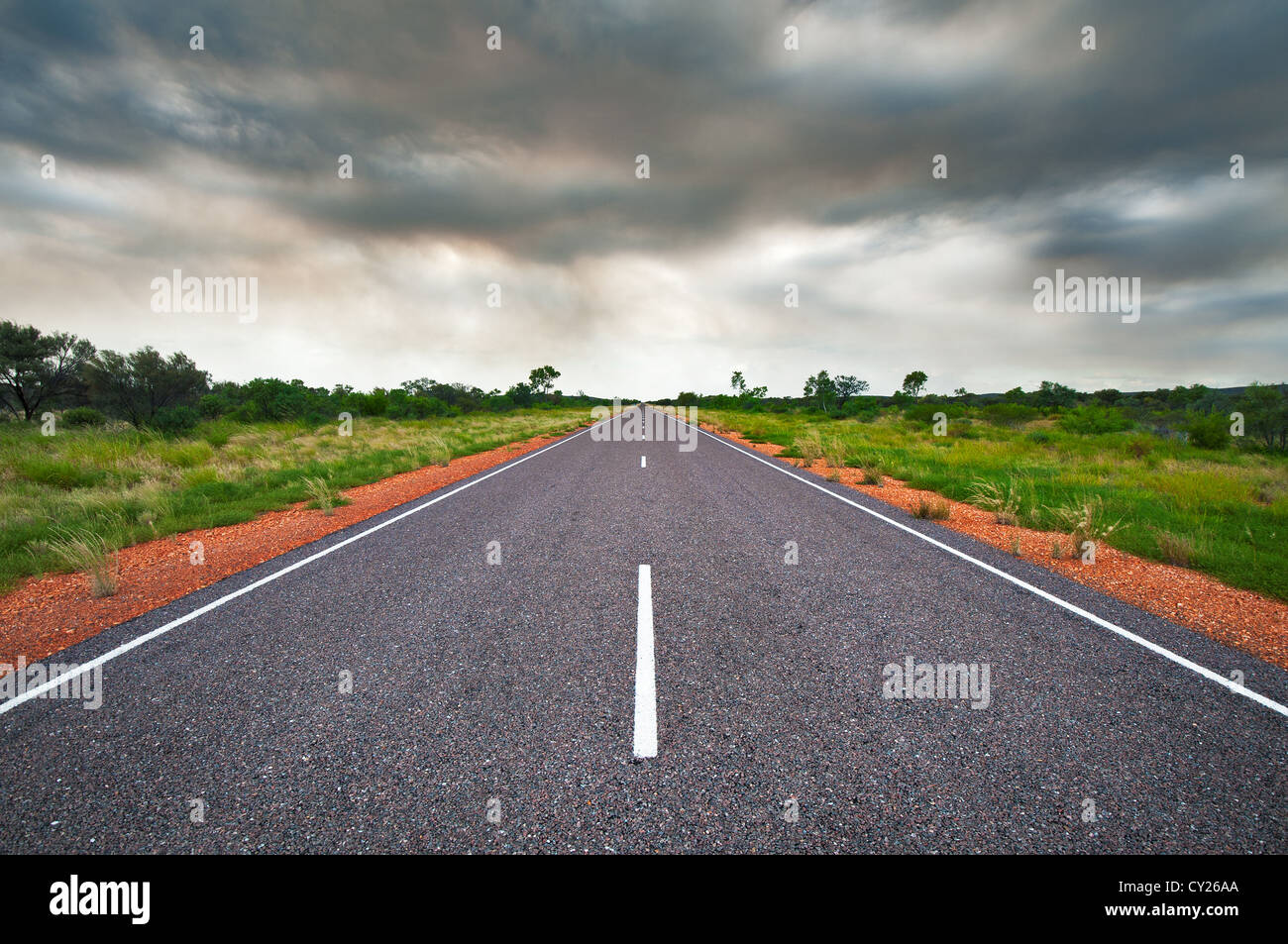 Stuart Highway sous nuages de fumée d'un feu de brousse. Banque D'Images