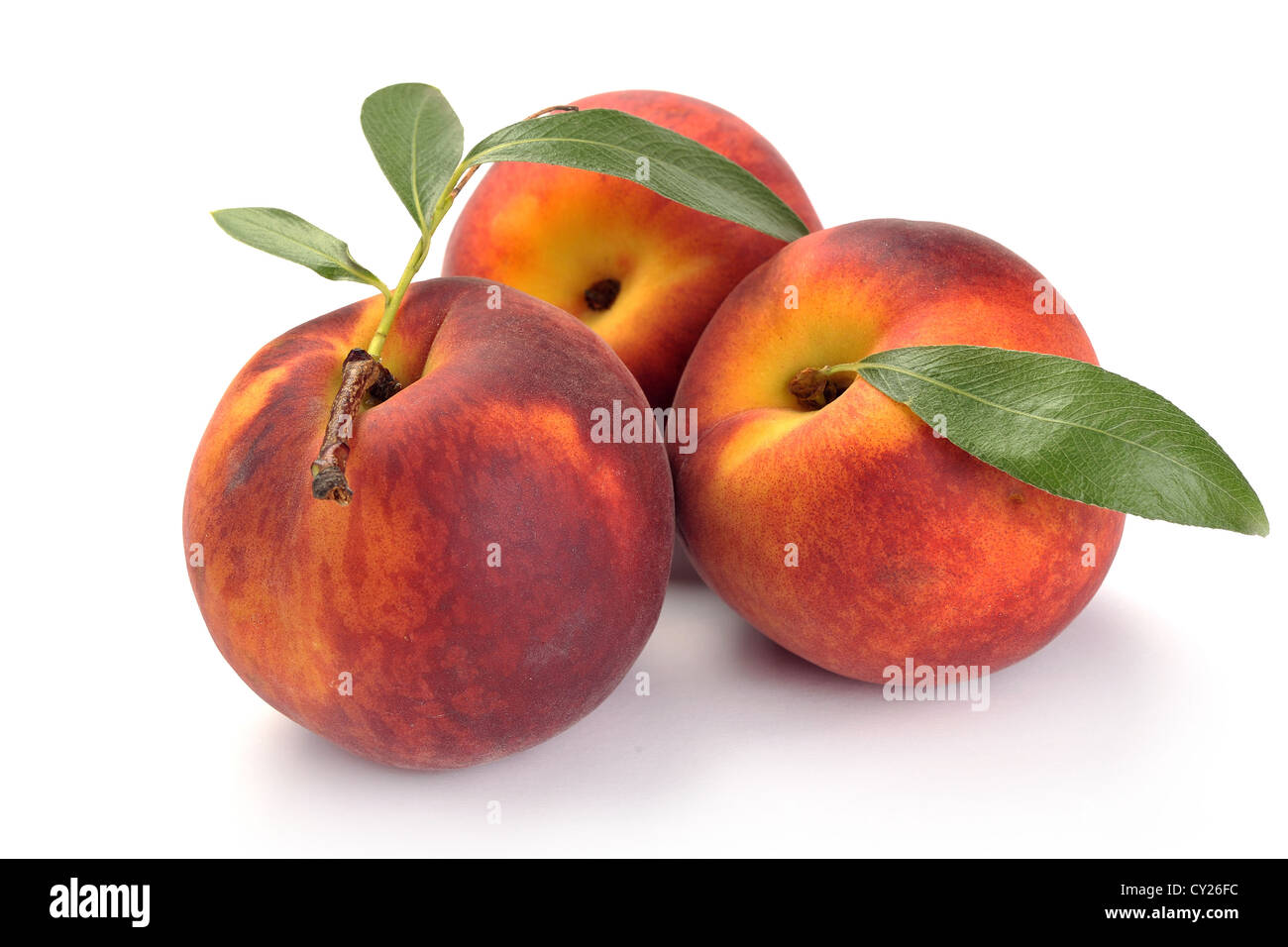 Pêche et de feuilles sur fond blanc Banque D'Images