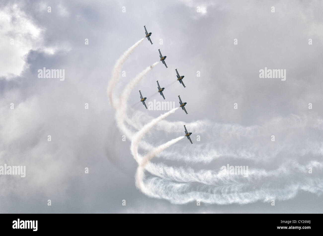 Breitling Jet Team afficher leurs compétences acrobatiques au Royal International Air Tattoo 2012 RAF Fairford, Angleterre Banque D'Images