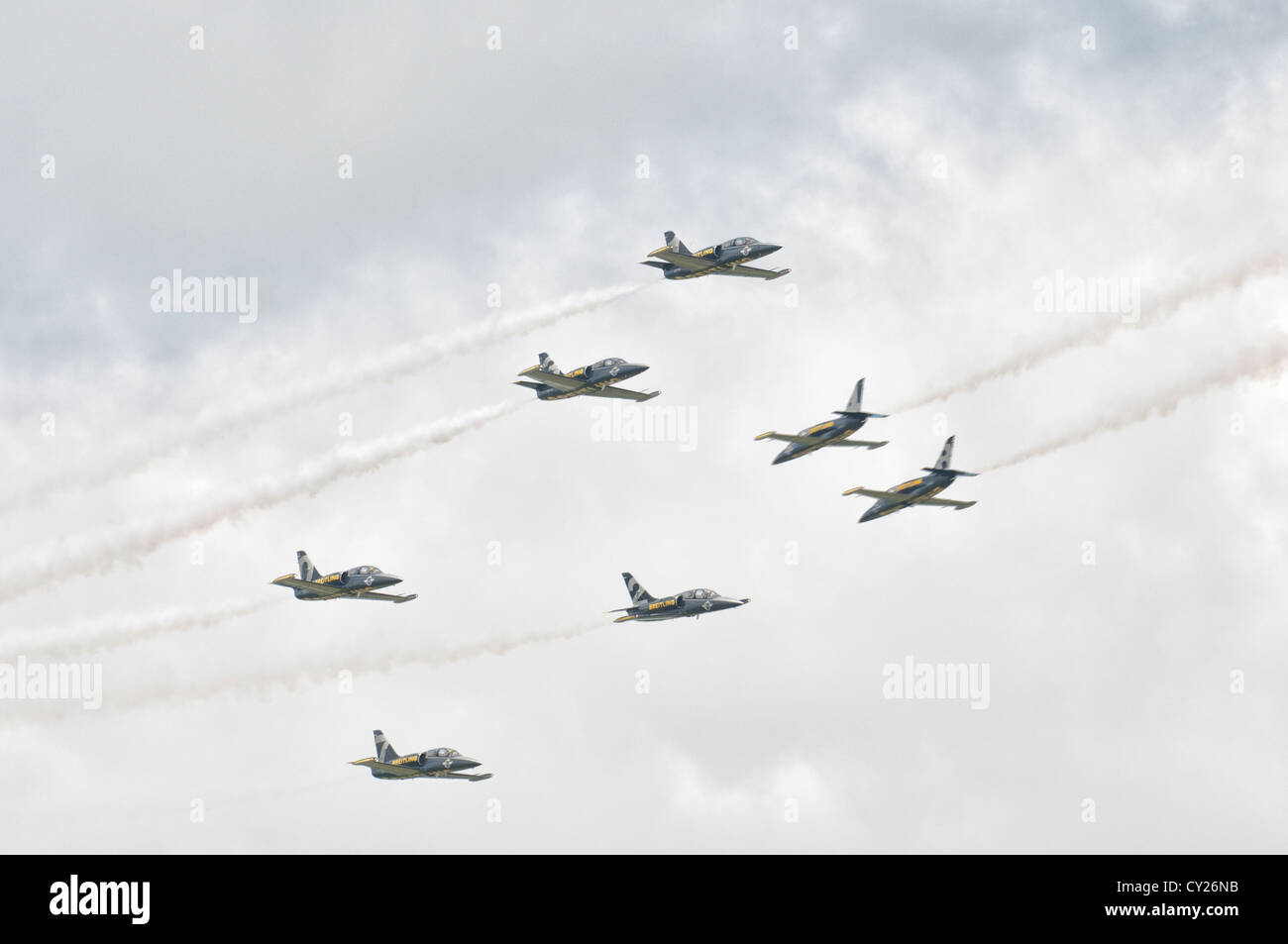 Breitling Jet Team effectuer une audacieuse tête à tête de traverser la manœuvre de la Royal International Air Tattoo 2012 RAF Fairford Banque D'Images