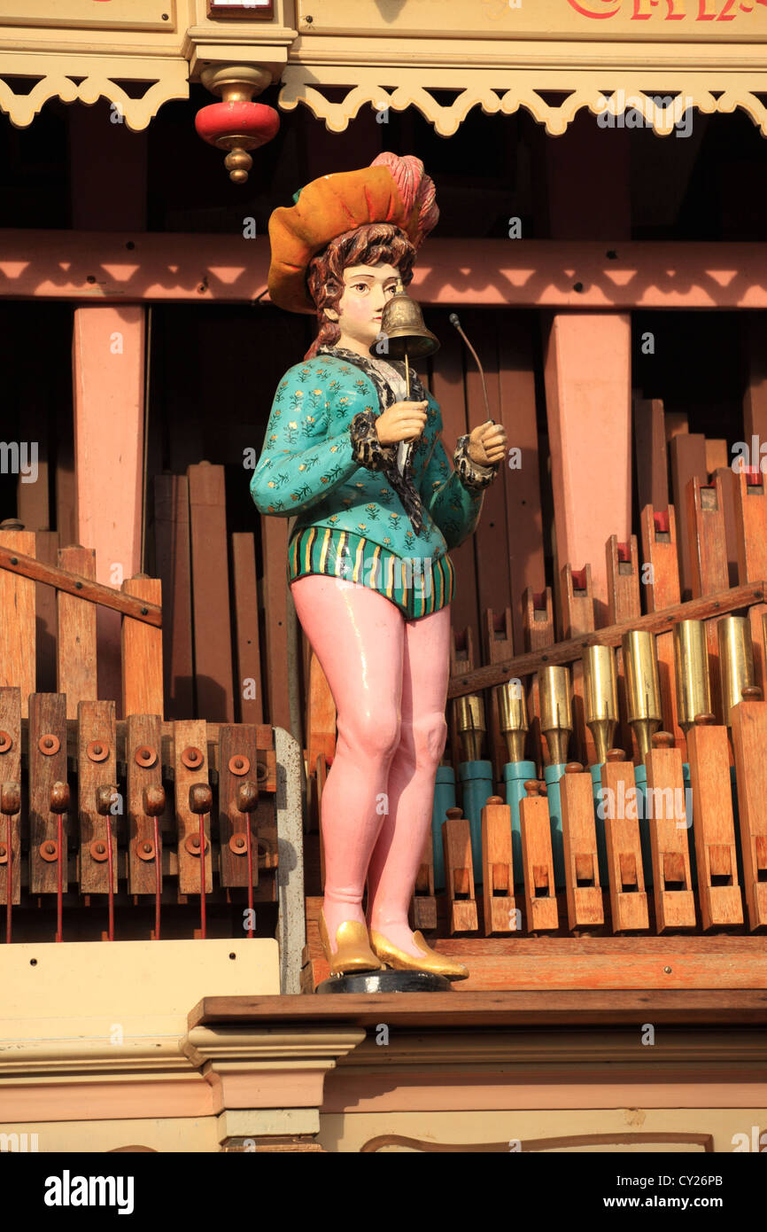 Figures en bois sur un organe ou vent du xixe siècle parc d'organ Banque D'Images