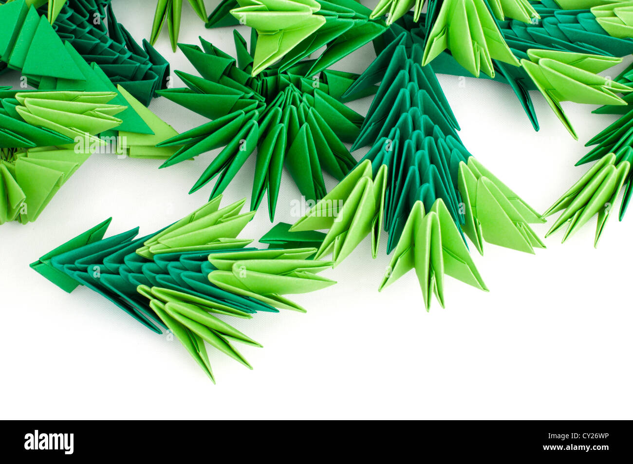 Les aiguilles de pin vert fait de papier. Banque D'Images