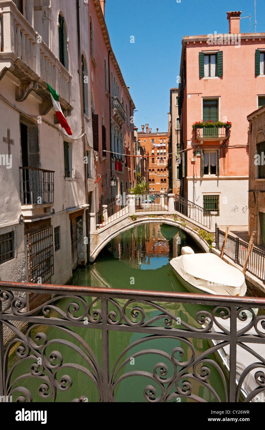 Petit canal avec réflexions, Venise, Italie Banque D'Images