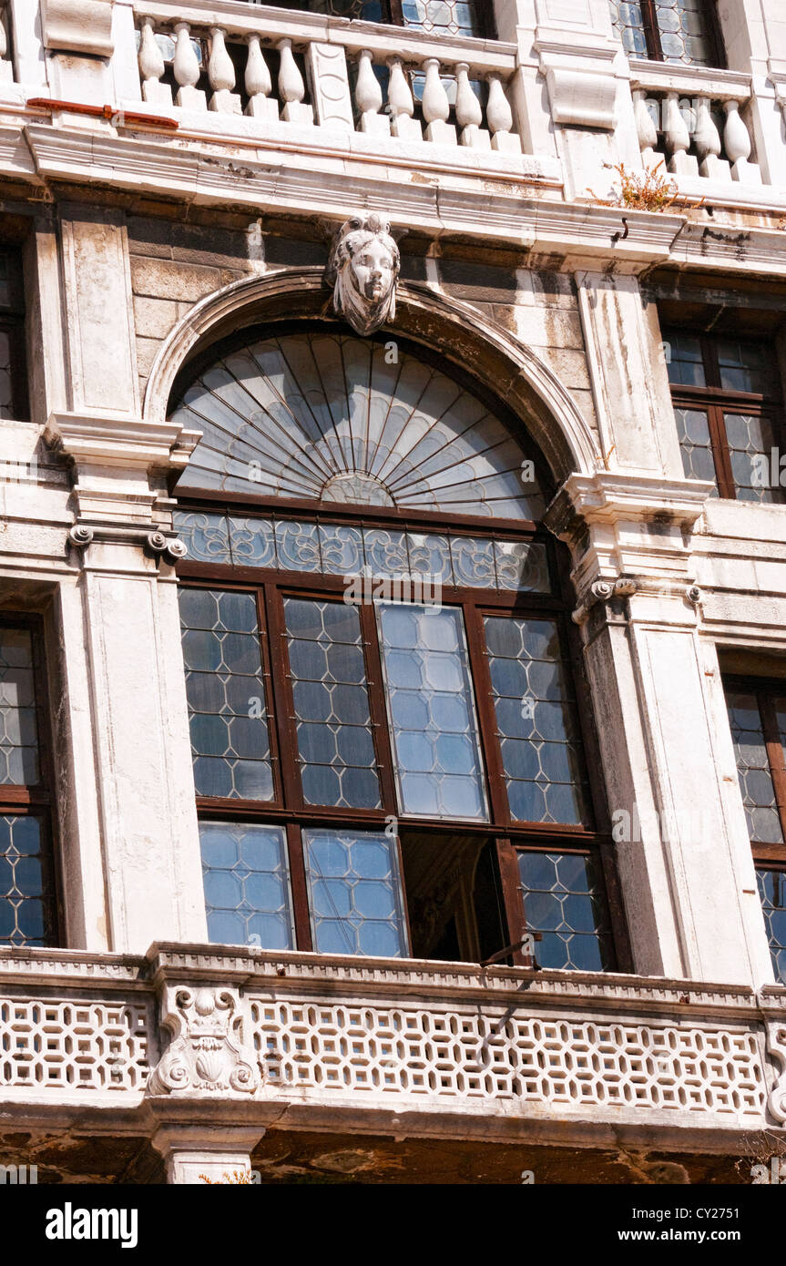 Fenêtres et portes du bâtiment à Venise, Italie Banque D'Images