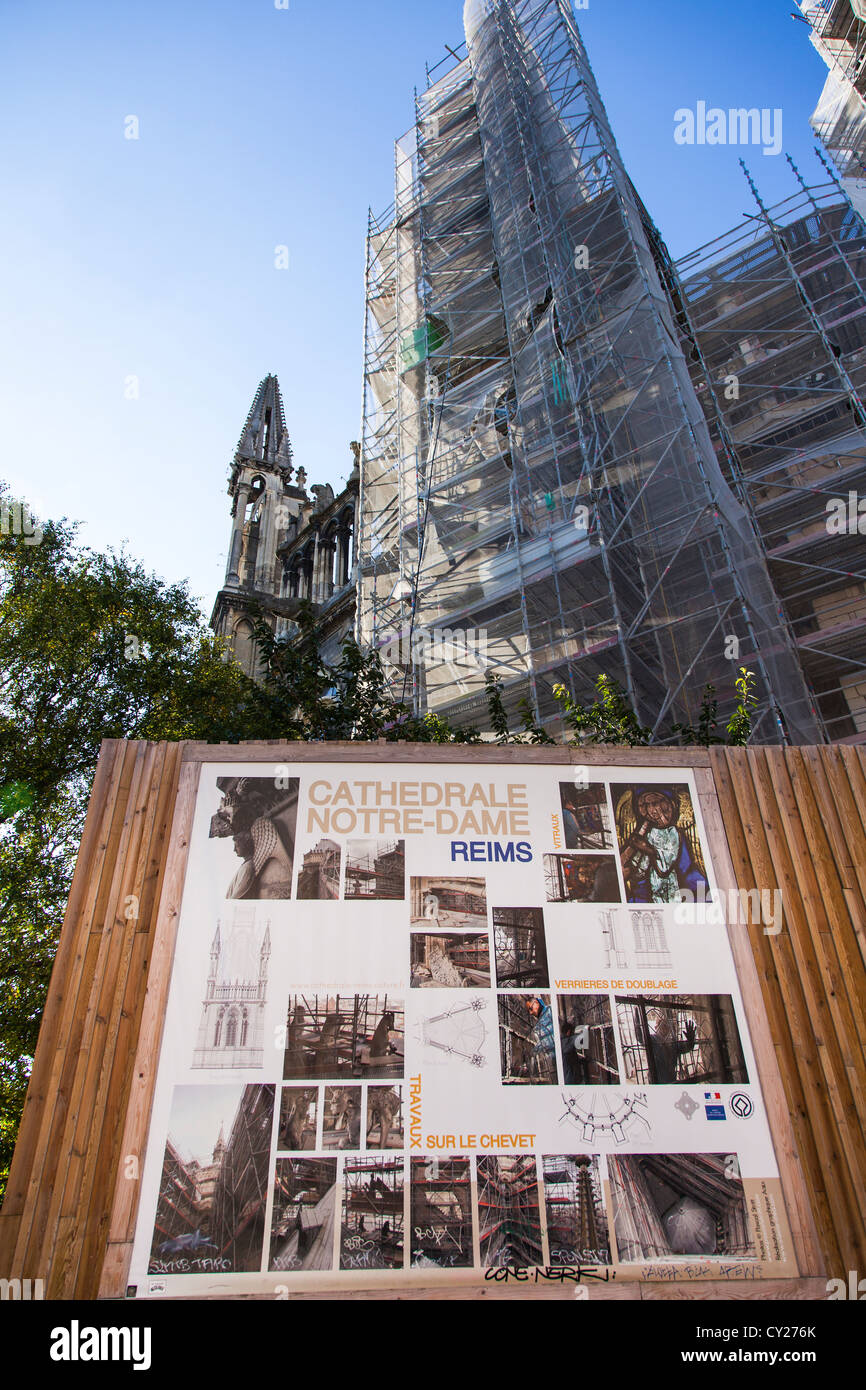 La restauration de la Cathédrale Notre Dame de Reims, Reims, Champagne, France. Banque D'Images