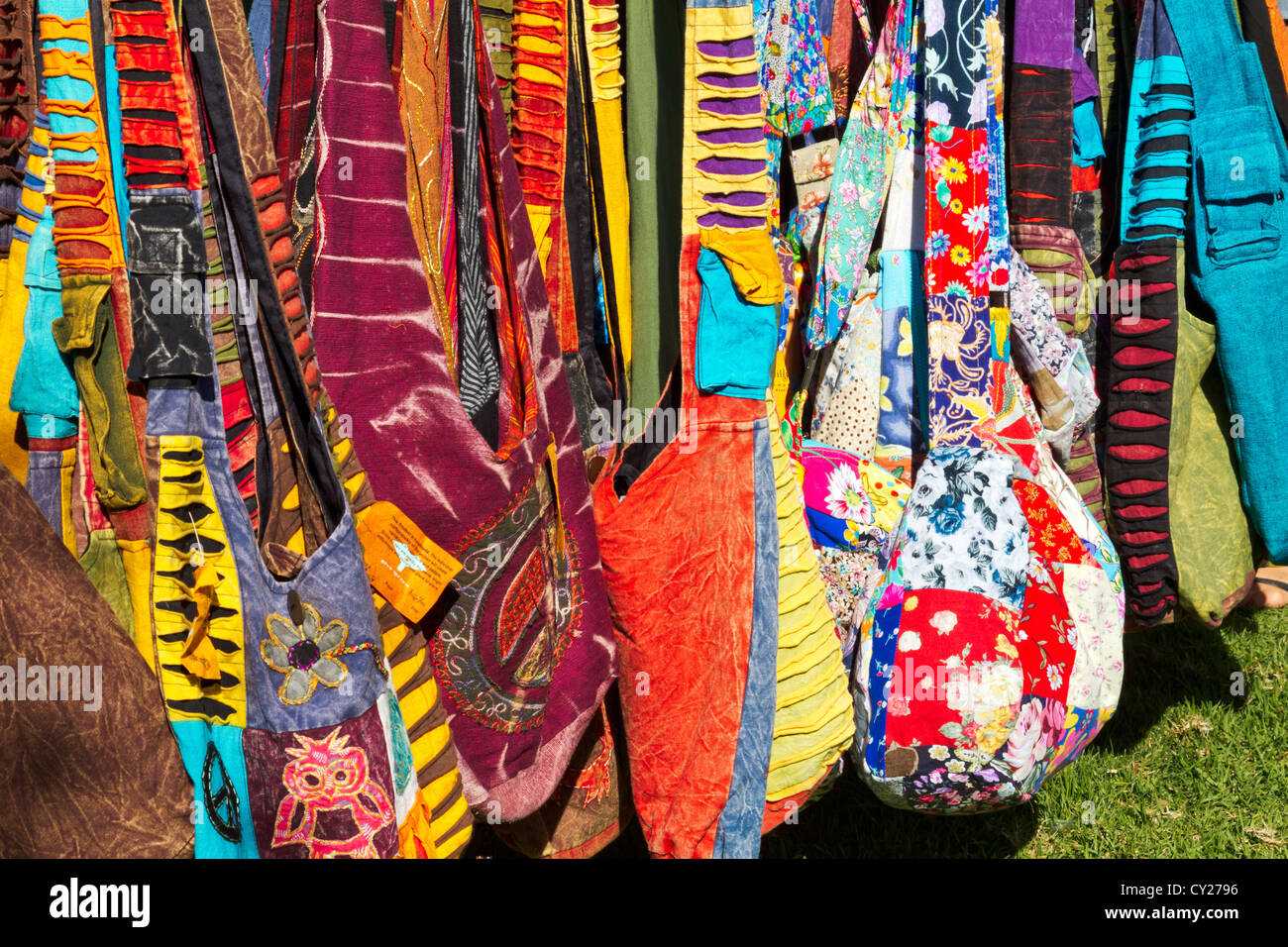 Des sacs colorés proposés à la vente dans le cadre d'un festival à Goleta, Californie Banque D'Images