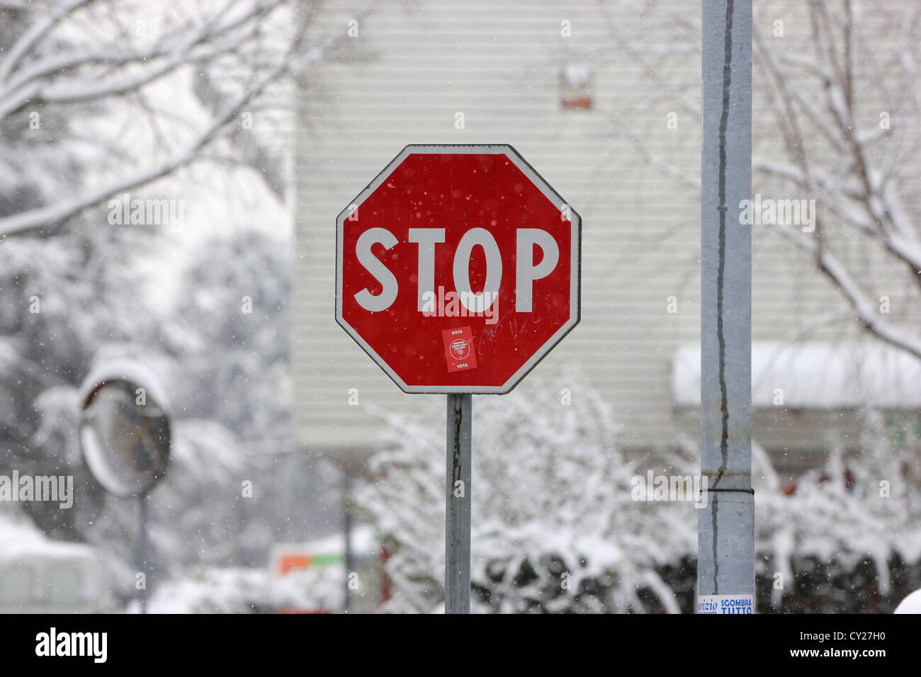 Panneau d'arrêt en temps de neige, photoarkive Banque D'Images