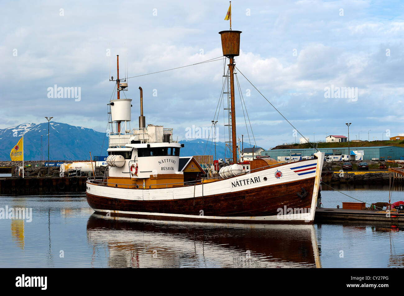 Bateau d'observation des baleines à Husavik's Harbour, l'Islande Banque D'Images