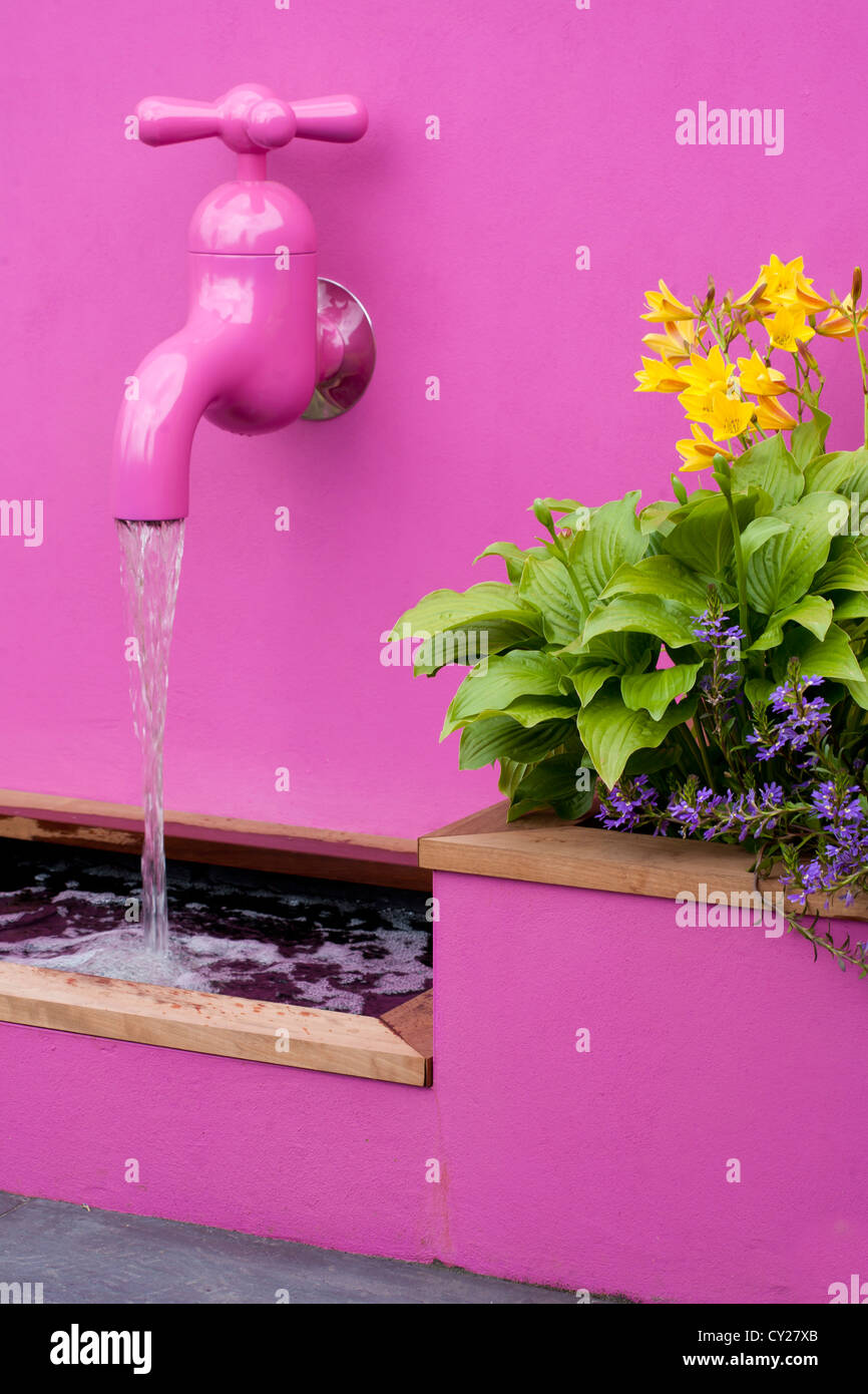 Jardin contemporain conçu avec l'eau du robinet rose caractéristique Photo  Stock - Alamy