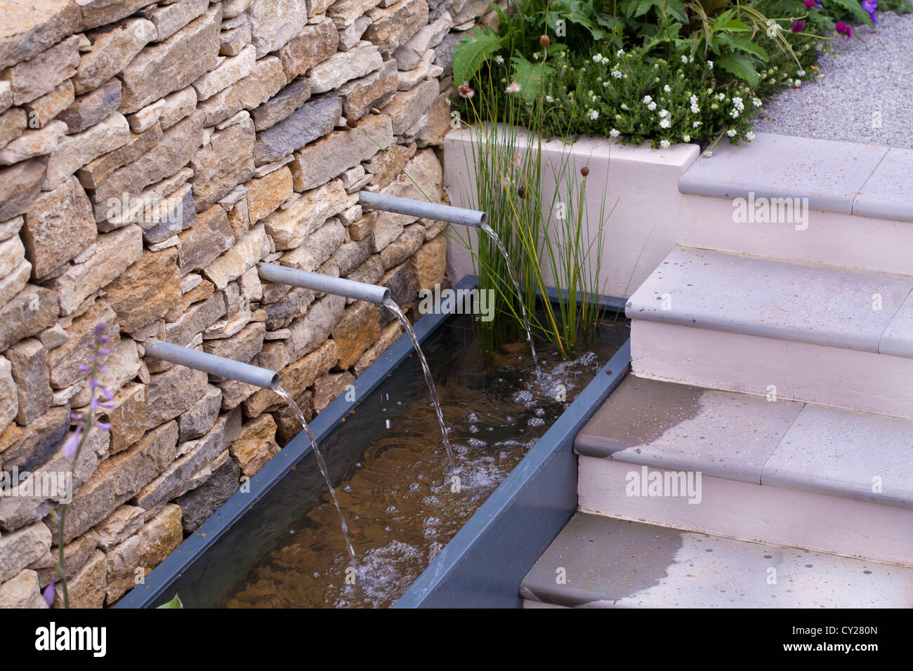 Vue sur le jardin contemporain creux avec de l'eau et de la fontaine. Banque D'Images