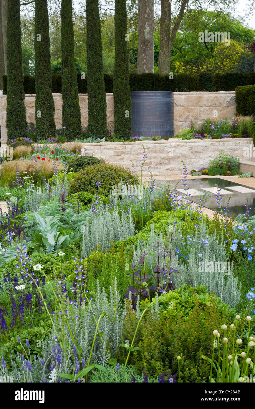 Vue sur le jardin contemporain au Chelsea Flower Show 2012. L'Arthritis Research UK Jardin. Design : Thomas Hoblyn Banque D'Images