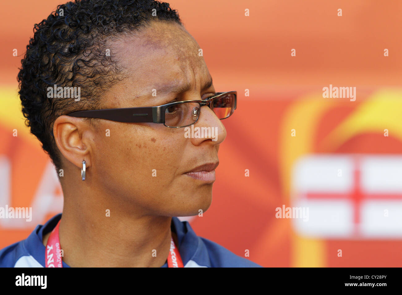 L'Angleterre l'entraîneur de l'équipe nationale espoir Powell sur le banc avant qu'un 2011 FIFA Women's World Cup match du groupe B contre le Mexique. Banque D'Images