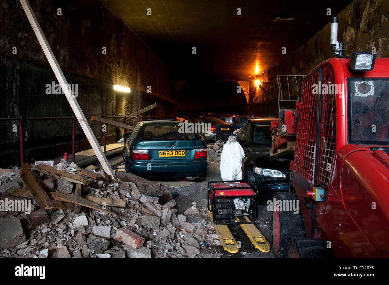 Tunnel routier partiellement effondré de simulation de crash de voiture Banque D'Images