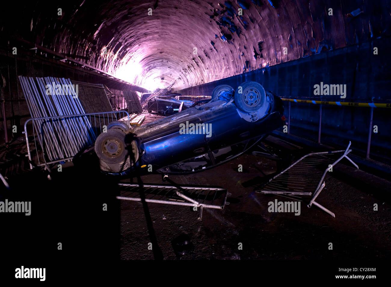 Tunnel routier voiture renversée crash Simulation RTA RTC Banque D'Images