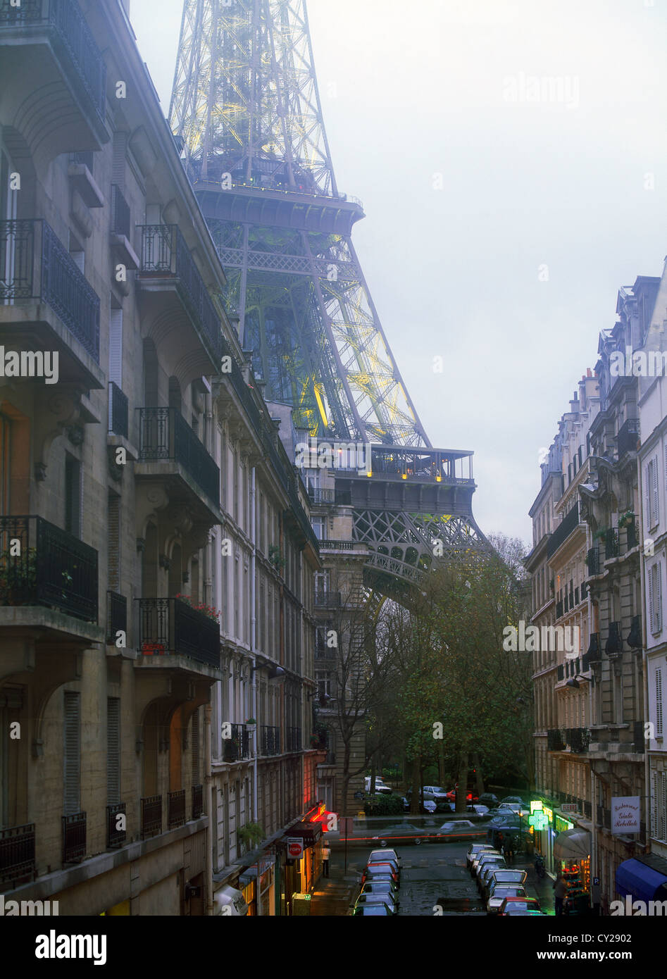 Rue menant à la Tour Eiffel à Paris avec des voitures garées sous les immeubles à appartements Banque D'Images