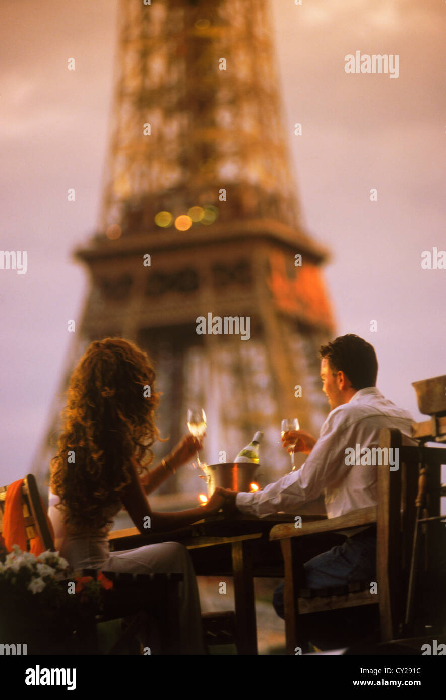 Couple sur Seine péniche boire du champagne au coucher du soleil romantique sous la Tour Eiffel Banque D'Images