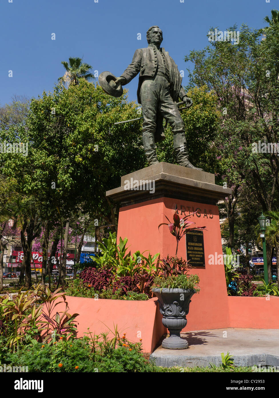 Statue de José Gervasio Artigas Arnal sur un monument situé sur la Plaza Uruguaya, Asunción, Paraguay. Banque D'Images