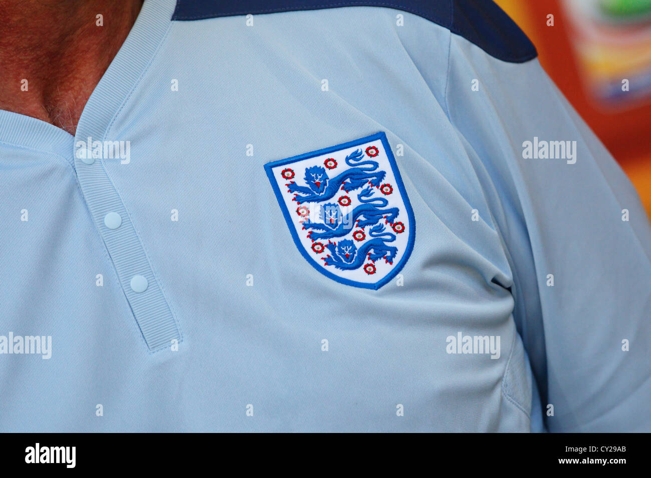 Détail de l'écusson du maillot de l'England Football Association porté par un membre du personnel sur le banc de l'équipe avant un match du Groupe B de la Coupe du monde féminine de la FIFA entre l'Angleterre et le Mexique à l'Arena Im Allerpark le 27 juin 2011 à Wolfsburg, en Allemagne. Usage éditorial exclusif. Utilisation commerciale interdite. Banque D'Images