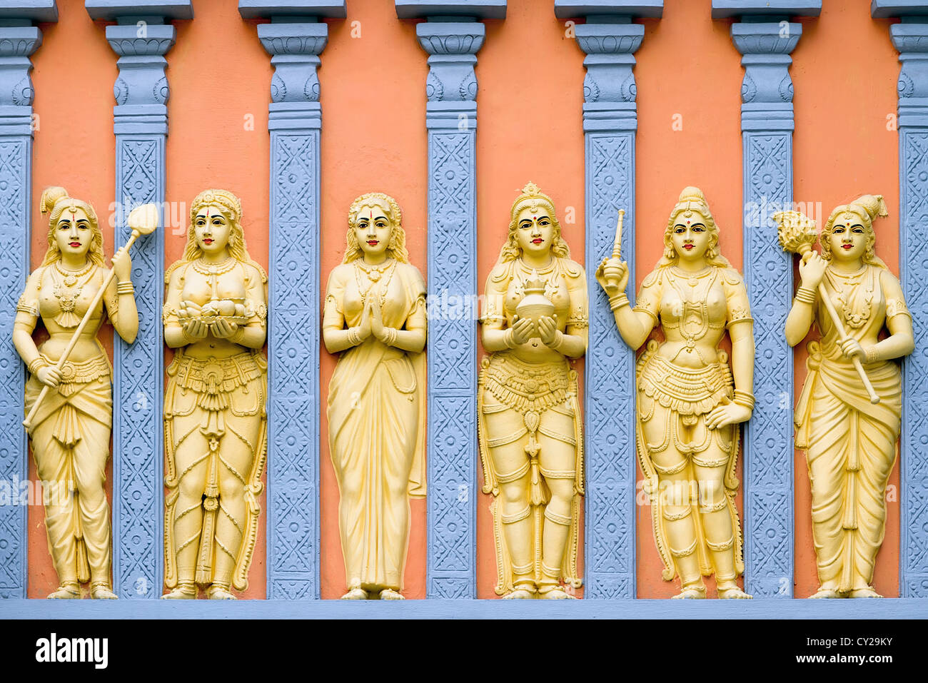 Mur de pierre extérieur Temple Hindou de sculptures et Prêtresse de la déesse Banque D'Images