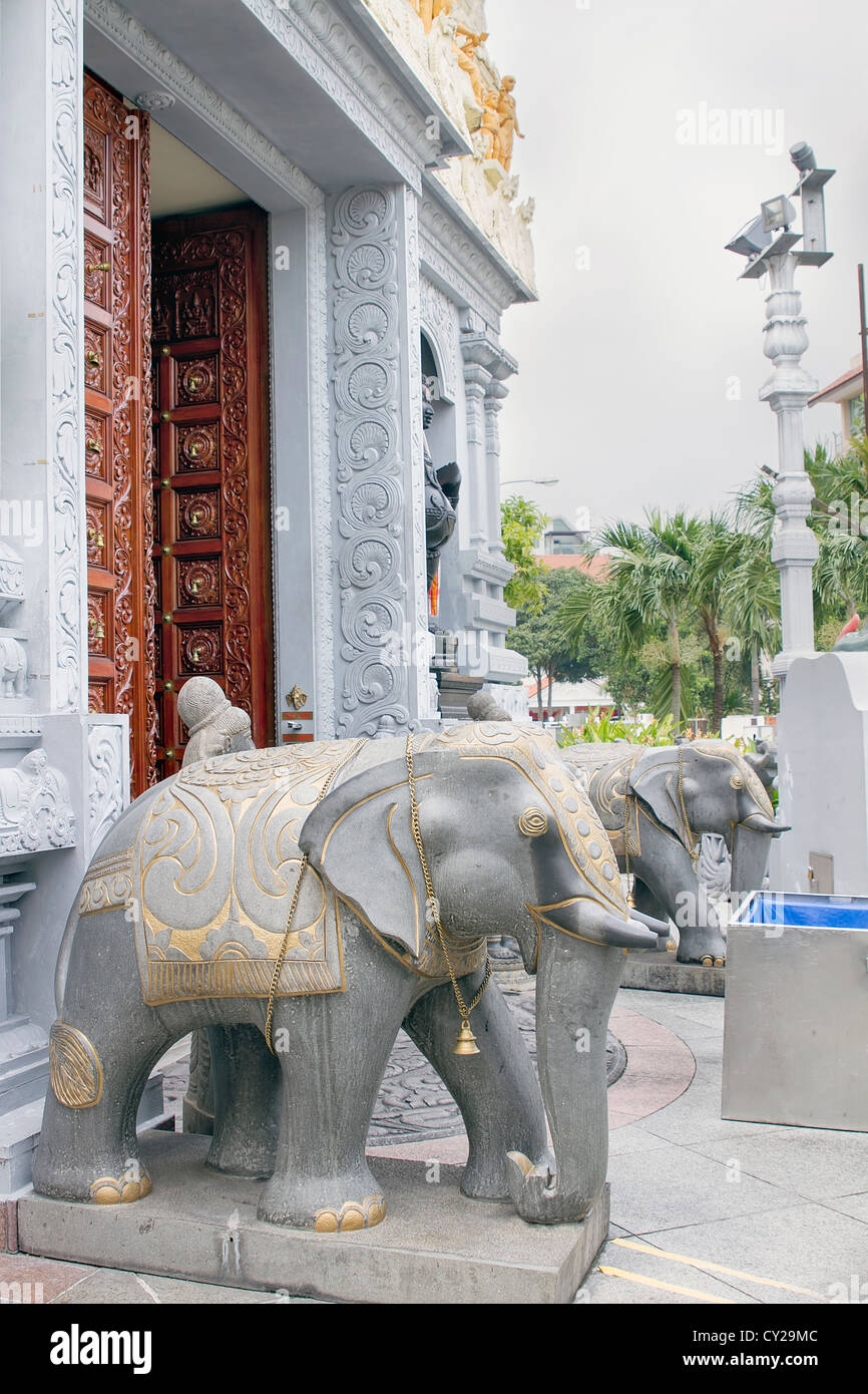 Entrée du Temple hindou Statues en pierre de l'éléphant avec portes en bois sculpté Banque D'Images