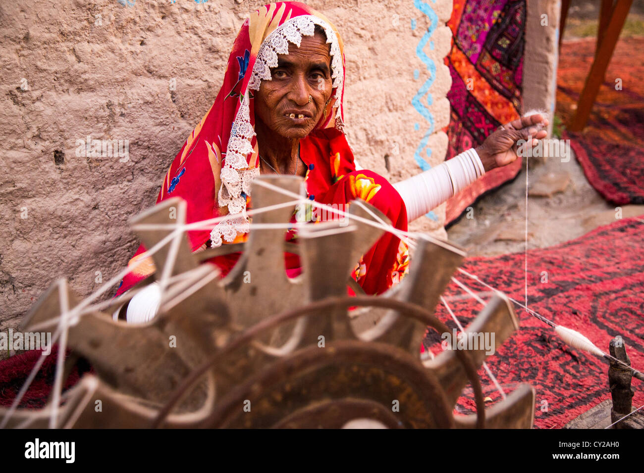 Vieille Femme couture en Pujab Province, au Pakistan Banque D'Images