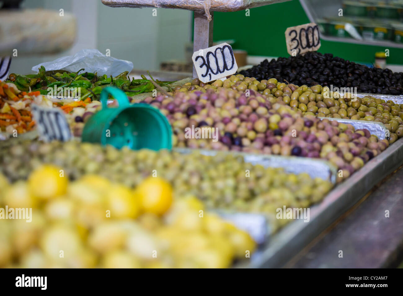 Les olives dans le marché, Tunis, Tunisie Banque D'Images
