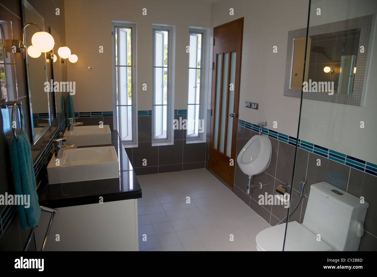 Une salle de bains moderne dans une maison en Thailande Banque D'Images