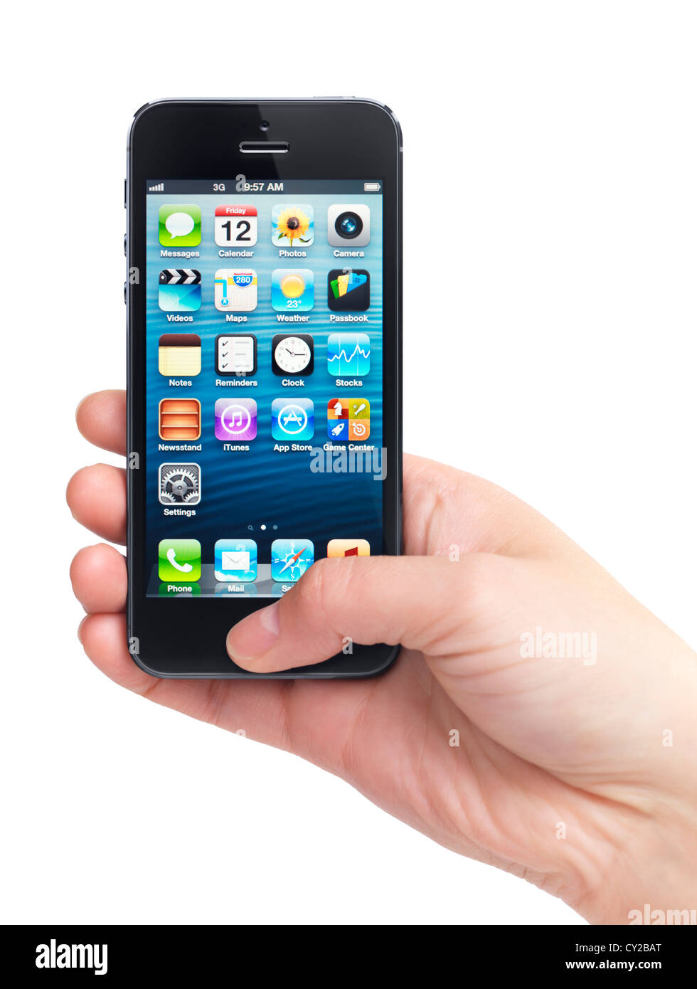 Gros plan d'une main tenant l'iPhone 5 avec blue desktop sur son affichage isolé sur fond blanc Banque D'Images