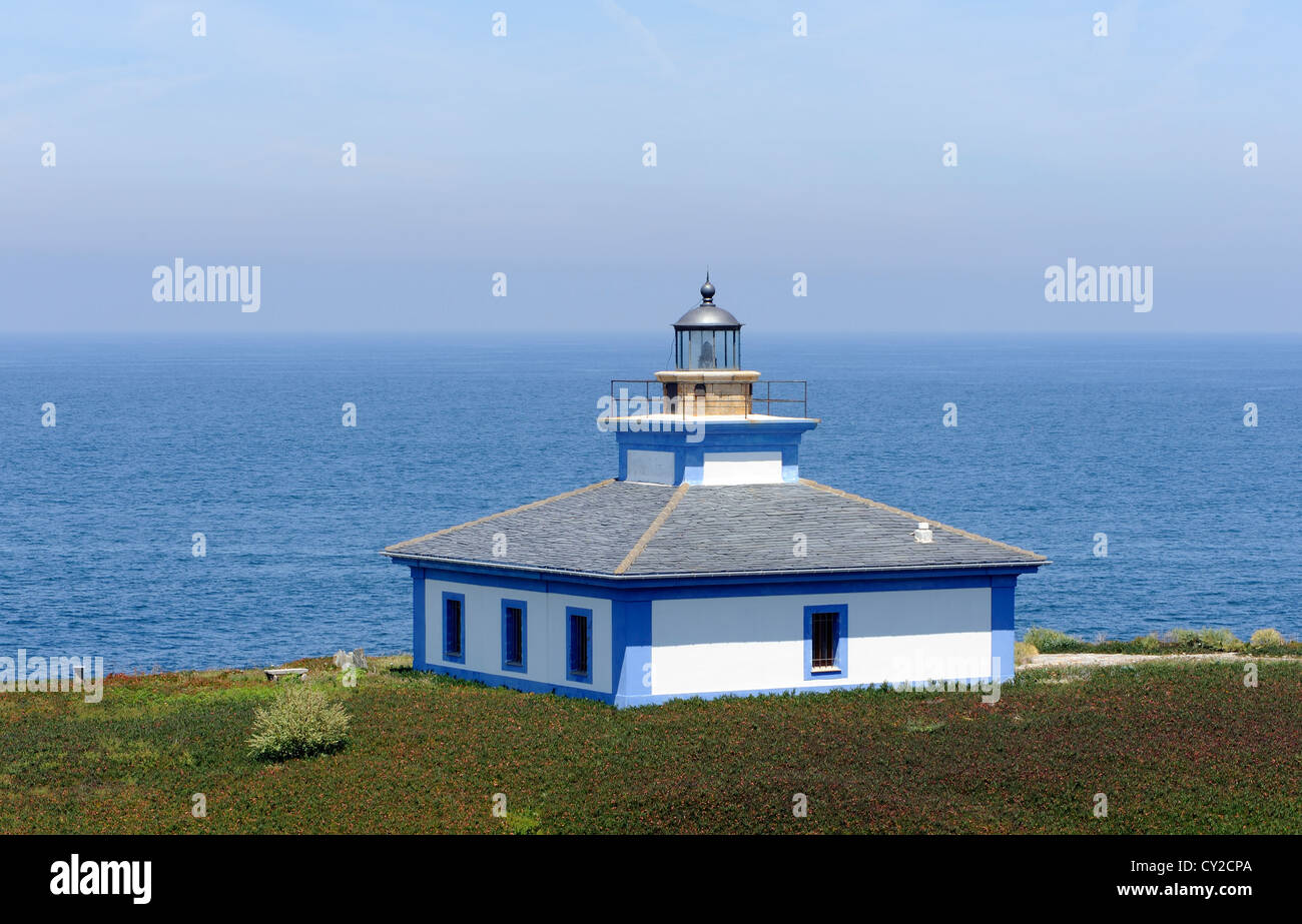 Le nouveau phare sur Isla Pancha à Ribadeo. Ribadeo, Lugo, Galice, Espagne. Banque D'Images