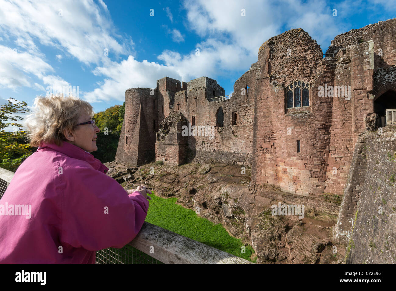 Femme PLUS ÂGÉE À TOURISTIQUES GOODRICH CASTLE, Ross-on-Wye, Herefordshire, Angleterre, Royaume-Uni Banque D'Images