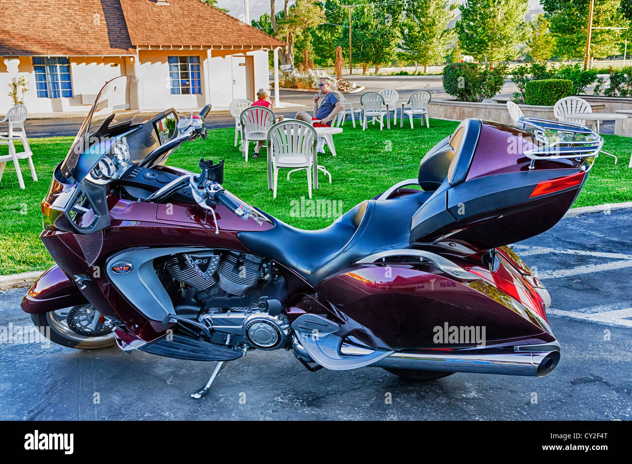 La route 395 entre Los Angles et Tahoe. Visiter centre de Sierras et Mount Whitney. Best Western Motel avec grand vélo en stationnement. Banque D'Images