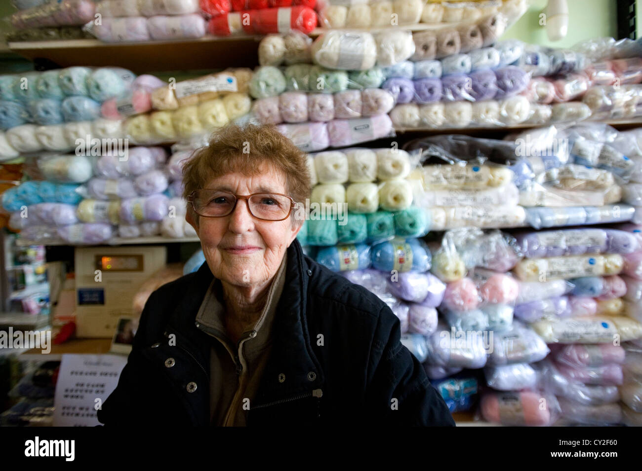 Vieille Femme en laine boutique Banque D'Images