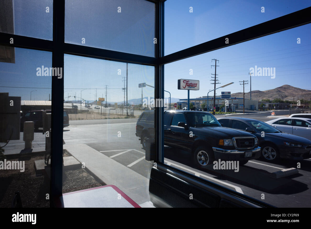 Au gel, favorise l'intersection de Rosamond Boulevard avec l'autoroute 14 à la route de Mojave. Ancien modèle de la restauration rapide. Banque D'Images