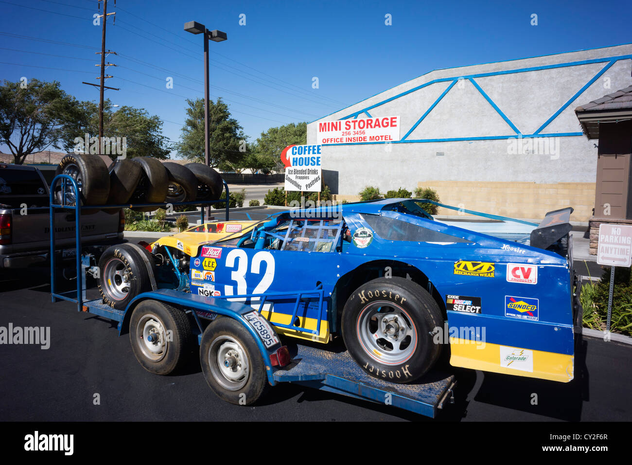 Au gel, favorise l'intersection de Rosamond Boulevard avec l'autoroute 14 à la route de Mojave. Dragster sur remorque. Banque D'Images